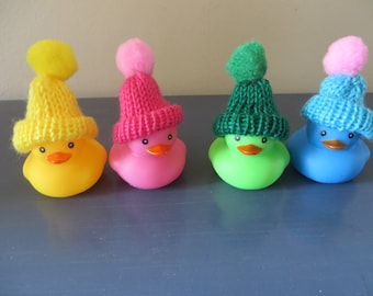 Mini canards en caoutchouc néon avec bonnets tricotés : cadeaux pour bâillons (Ensemble de 4)