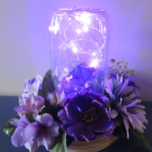 Lila Blumen Herzstück - Mason Jar mit LED-Leuchten und schönen lila Blumenring