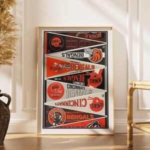Op de afbeelding: Een ingelijste verticale poster met een collage van zeven driehoekige Cincinnati Bengals wimpels in oranje, zwart en wit. Het ontwerp bevat diverse teamlogo's, footballhelmen, tijgerafbeeldingen en de tekst Cincinnati Bengals.