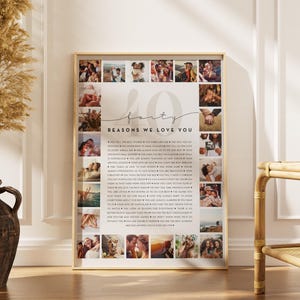 Könnte beinhalten: Ein gerahmter Druck mit einem goldfarbenen Rahmen. Der Druck zeigt das Wort "forty" in einer Schreibschrift, umgeben von Fotos und dem Text "Reasons We Love You". Der Druck wird an einer weißen Wand angezeigt.