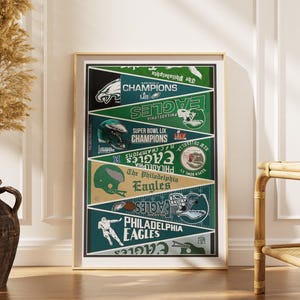 Op de afbeelding: Een ingelijste verticale poster met een collage van vintage Philadelphia Eagles-wimpels in tinten groen, wit en beige. Het kunstwerk toont diverse teamlogo's, footballhelmen en de tekst Super Bowl Champions en Philadelphia Eagles.
