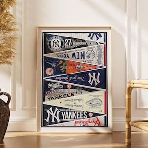 Może przedstawiać: Oprawiony prostokątny wydruk ścienny przedstawiający kolaż różnych proporczyków baseballowych drużyny New York Yankees. Projekt zawiera wiele trójkątnych banerów w kolorze granatowym, białym i czerwonym, prezentujących logotypy i napisy.