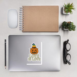 LGBTQ+ Halloween Aufkleber ohne Blasen Love is Love