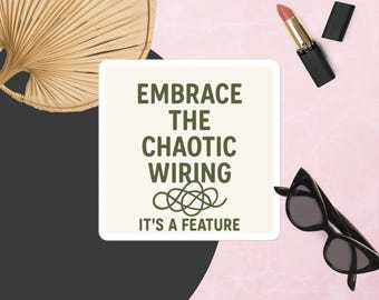 Könnte beinhalten: Ein quadratischer Aufkleber mit dem Text "EMBRACE THE CHAOTIC WIRING IT'S A FEATURE" in Grün. Der Aufkleber befindet sich auf einem rosa und schwarzen Hintergrund, mit Lippenstift, Sonnenbrille und Fächer.