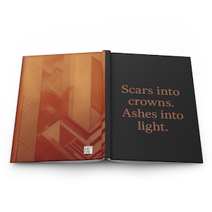 Könnte beinhalten: Aufgeschlagenes Notizbuch mit schwarzem Einband und kupferfarbenen Seiten. Die rechte Seite trägt den Text "Scars into crowns. Ashes into light." Die linke Seite hat ein geometrisches Design in Kupfertönen. Ein kleiner QR-Code ist sichtbar.