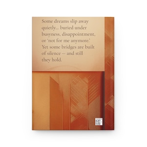 Puede incluir: Un diario con una cubierta texturizada de color naranja y marrón. La cubierta presenta el texto "Some dreams slip away quietly..." y un diseño geométrico. Un pequeño código de barras es visible en la parte inferior derecha.