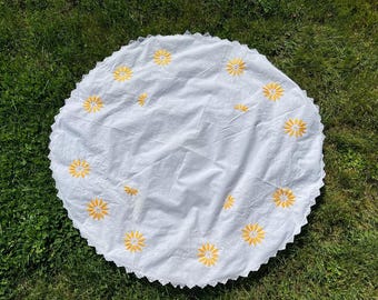 Runde gestickte Daisy Tischdecke • Leinen-Baumwollmischung, Häkelkante