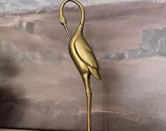 Figura de grulla de latón vintage de 30 cm / Estatua de garza de mediados de siglo / Decoración estilo Hollywood Regency / Decoración de estante estilo boho / Pájaro de latón sobre base redonda