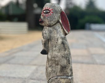 Guatemaltekische Volkskunst: Holzhasenfigur, handgeschnitzte, rustikale Vintage-Hasenskulptur, bemalte Tierstatue im Boho-Stil