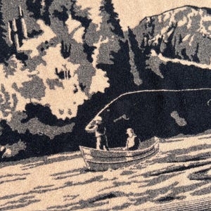 Puede incluir: Un tejido de color beige y negro con un estampado gr&aacute;fico de una peque&ntilde;a embarcaci&oacute;n con dos figuras sobre el agua. El fondo muestra un denso bosque de &aacute;rboles altos y una cordillera, representados en un esquema de dos colores contrastados.