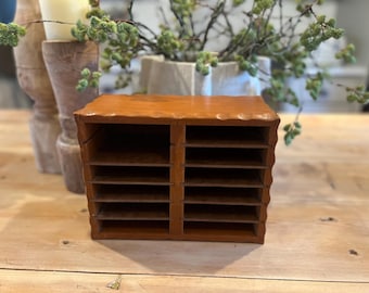Organizador de escritorio de madera vintage para tarjetas y archivos — Caja de recetas con borde festoneado de 11 ranuras, clasificador de escritorio de mediados de siglo, soporte para tarjetas de índice, oficina estilo cottagecore