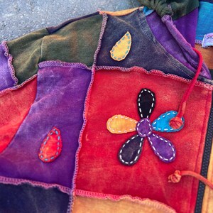 Patchwork-Kapuzenjacke im Pixie-Stil | Boho-Hippie-Festival-Stil mit Reißverschluss, Applikationen aus Blumen und Friedenssymbol, 100 % Baumwolle Bild 8