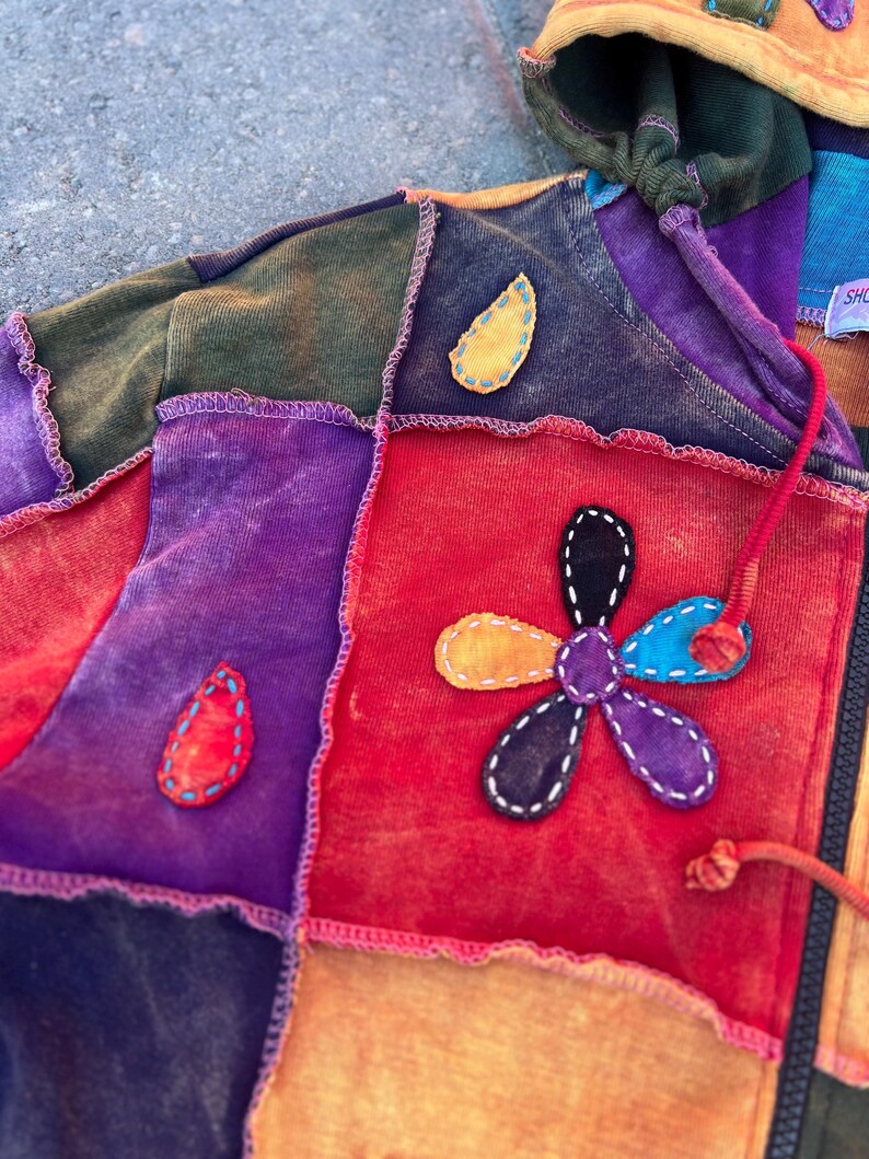 Patchwork-Kapuzenjacke im Pixie-Stil | Boho-Hippie-Festival-Stil mit Reißverschluss, Applikationen aus Blumen und Friedenssymbol, 100 % Baumwolle Bild 8