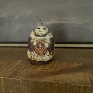 Adorno de campana de conejito de Pascua de cerámica vintage de Salamander, firmado por el artista.