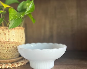 Tigela de pedestal vintage E.O. Brody Co. em vidro branco leitoso M2000 - Compoteira com borda ondulada, vaso de plantas ou bomboniere de estilo meados do século XX, fabricada nos EUA.