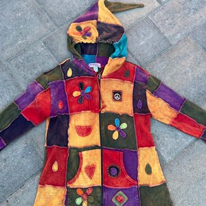 Patchwork-Kapuzenjacke im Pixie-Stil | Boho-Hippie-Festival-Stil mit Reißverschluss, Applikationen aus Blumen und Friedenssymbol, 100 % Baumwolle Bild 2