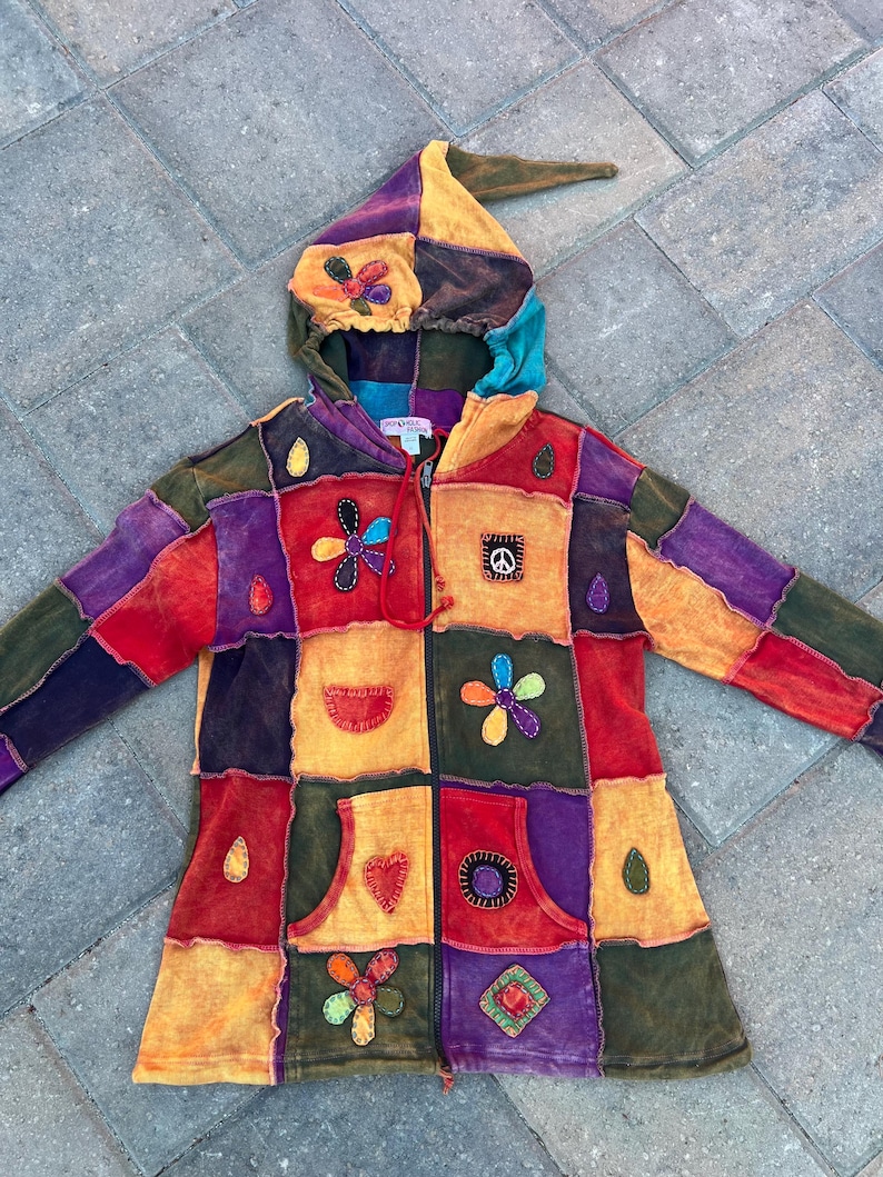 Patchwork-Kapuzenjacke im Pixie-Stil | Boho-Hippie-Festival-Stil mit Reißverschluss, Applikationen aus Blumen und Friedenssymbol, 100 % Baumwolle Bild 2