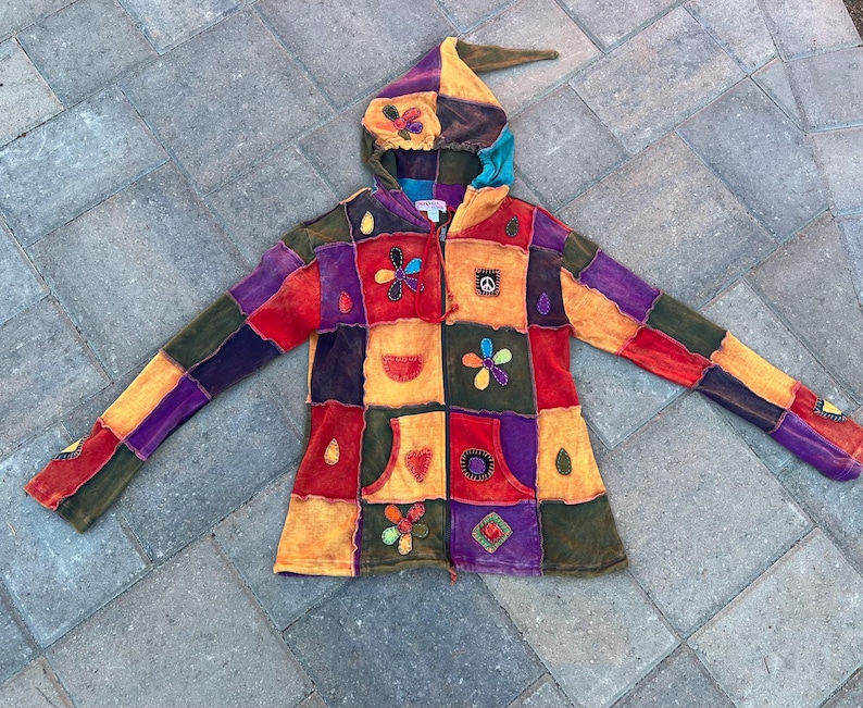 Patchwork-Kapuzenjacke im Pixie-Stil | Boho-Hippie-Festival-Stil mit Reißverschluss, Applikationen aus Blumen und Friedenssymbol, 100 % Baumwolle Bild 1