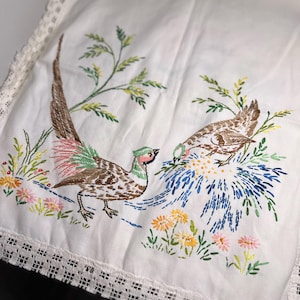 Puede incluir: Una taza de cerámica blanca con un asa negra y el texto "But First, Coffee" en negro y negrita. La taza está sobre una superficie blanca. La taza mide aproximadamente 10 cm de alto.