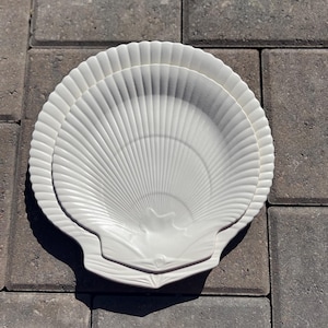 Platos vintage Wedgwood "de Etruria y Barlaston" blancos con forma de concha — Juego de 2. Hechos en Inglaterra.
