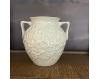 Lenox porseleinen vaas met reliëfkornoelje | Wit ivoor, gouden rand, twee handgrepen | 6" | VS