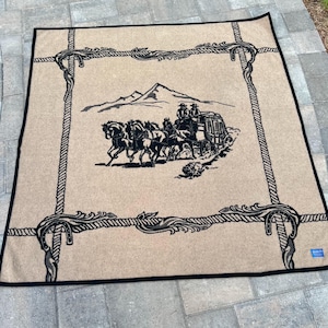 Couverture vintage en laine Pendleton Stagecoach — Réversible noir et feu, 60 x 60 pouces — Western Americana, 1990s, Portland Oregon
