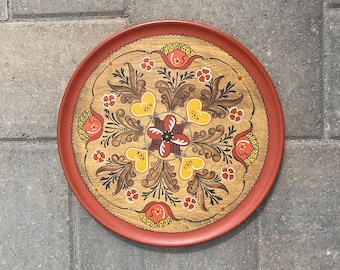 Bandeja de madera noruega pintada a mano con técnica Rosemaling, estilo vintage de 1981 — Firmada por Nola Nelson, arte popular estilo Telemark, 35,5 cm (14")