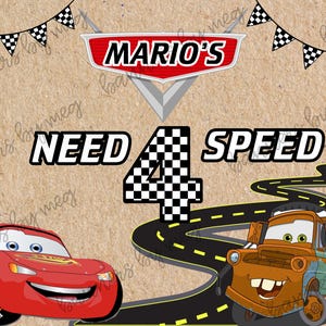 以下が含まれることがあります： 「NEED 4 SPEED」の文字と市松模様の数字4が特徴のバナー。映画「カーズ」のライトニング・マックィーンとメーターのイラスト、道路のデザイン、そしてチェッカーフラッグが含まれています。