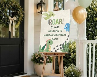 Op de afbeelding: Een rechthoekig verjaardags-welkomstbord op een houten ezel met een illustratie van een groene pterosauriër, een blauwe triceratops en een groene dinosaurus met de tekst ROAR! I'm 4! WELCOME TO MADDOX'S BIRTHDAY BASH en zwarte voetafdrukken.