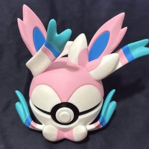 Sylveon-Themed 3D-Printed Poké Ball