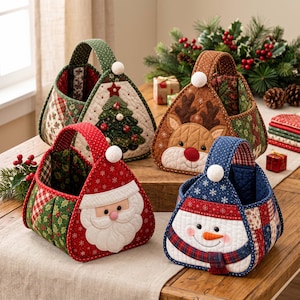 Pode incluir: Quatro cestas de tecido acolchoado com designs natalinos, incluindo uma árvore de Natal, uma rena, o Papai Noel e um boneco de neve. Cada cesta possui uma alça única com um pompom branco, laterais estampadas e motivos festivos.