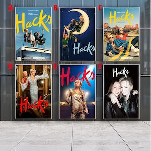 Könnte beinhalten: Sammlung von sechs Filmplakaten für die Fernsehserie "Hacks". Jedes Poster zeigt verschiedene Bilder der Darsteller der Serie, wobei der Titel der Serie in einer fetten, stilisierten Schriftart gehalten ist. Die Poster haben eine Vielzahl von Hintergründen und Farbschemata.