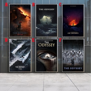 Puede incluir: Seis pósteres de película verticales titulados The Odyssey, que muestran varias escenas: un guerrero entre fuego, un barco en mares oscuros, una figura brillante en una cueva, un bote en olas, un ojo reflejando un barco y soldados con armadura.