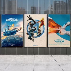Puede incluir: Tres carteles enmarcados de la película "Fantastic 4". Los carteles presentan ilustraciones dinámicas de los personajes, con una ciudad futurista y el título de la película en azul y blanco.