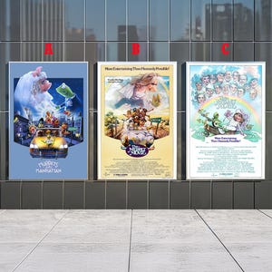Puede incluir: Tres carteles de películas enmarcados con Los Muppets. Los carteles se exhiben contra una pared de azulejos gris oscuro. Los carteles son para las películas "Los Muppets en Manhattan" y "The Muppet Movie". Los carteles tienen ilustraciones coloridas y texto.