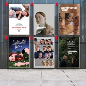Könnte beinhalten: Eine Sammlung von sechs gerahmten Filmplakaten für "Sentimental Value". Die Plakate zeigen verschiedene Bilder, darunter Porträts und grafische Designs. Die Plakate werden an einer gefliesten Wand ausgestellt.