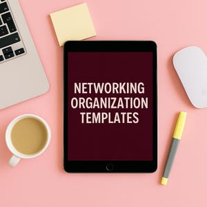 Op de afbeelding: Een zwarte tablet toont de tekst "NETWORKING ORGANIZATION TEMPLATES" in het wit. De tablet ligt op een roze ondergrond, samen met een laptop, koffiekopje, plakbriefje, muis en een gele en grijze markeerstift.