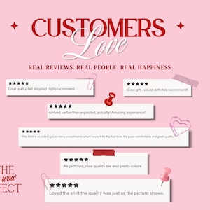 以下が含まれることがあります： 「CUSTOMERS Love」というタイトルのピンク色のグラフィックで、サブタイトルに「REAL REVIEWS. REAL PEOPLE. REAL HAPPINESS.」とあります。5つの白い長方形のレビューカード、5つ星評価、ペーパークリップ、赤い画鋲、そして「THE Oh wow EFFECT」のロゴが配置されています。