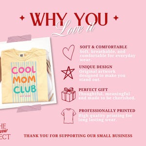 以下が含まれることがあります： 縦の青いストライプとピンク、オレンジ、青の文字でCOOL MOM CLUB EST 2024と書かれたグラフィックが特徴のライトイエローのTシャツ。ピンクの背景にハート、星、ギフトボックス、Tシャツの輪郭のアイコンが配置されています。
