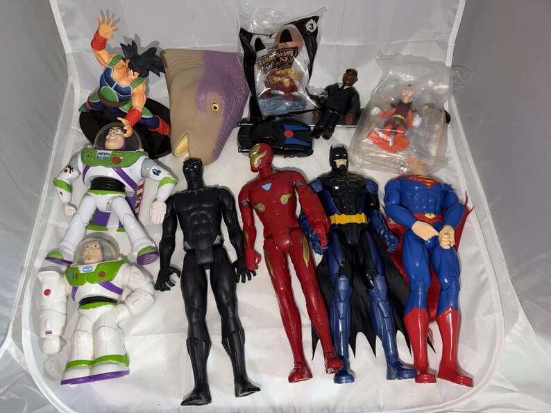 Gran lote de figuras de acción de Marvel, DC, Toy Story, Dragon Ball Z, Batman y Spiderman. imagen 7