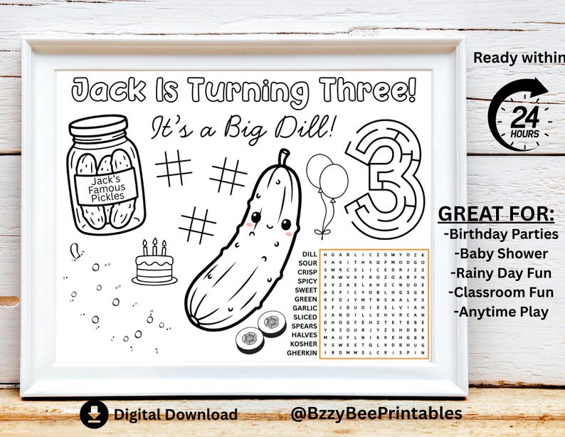 K&ouml;nnte beinhalten: Schwarz-Wei&szlig;-Digitaldruck mit dem Text "Jack Is Turning Three! It's a Big Dill!" mit einer Gurke, einem Einmachglas, einem Labyrinth und einem Wortsuchr&auml;tsel. Ideal f&uuml;r Geburtstagsfeiern, Babypartys und zum Spielen.