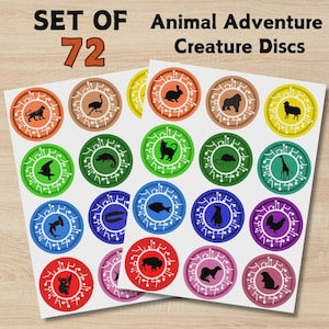 Op de afbeelding: Vellen van 72 Animal Adventure Creature Discs. Elke schijf heeft een ander dierensilhouet in een kleurrijk cirkelvormig ontwerp. De schijven zijn gerangschikt op wit papier, met de tekst "SET OF 72" en "Animal Adventure Creature Discs" bovenaan.