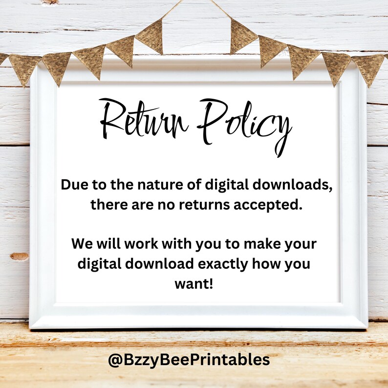 以下が含まれることがあります： 「Return Policy」の文字が黒い筆記体で書かれた白いフレームのプリント。デジタルダウンロードの返品は受け付けていないと書かれています。プリントは金のバナーで飾られています。