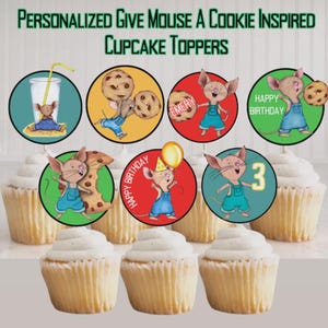 Op de afbeelding: Cupcakes met ronde decoraties met cartoonmuizen. De muizen worden afgebeeld met koekjes, drankjes en verjaardagsberichten. De tekst bovenaan luidt "PERSONALIZED GIVE MOUSE A COOKIE INSPIRED CUPCAKE TOPPERS."