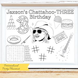 Puede incluir: Mantel individual de fiesta personalizado en blanco y negro con el texto "Jaxson's Chattahoo-THREE Birthday". El mantel individual presenta ilustraciones de un vaquero, hamburguesa, guitarra y un juego de búsqueda de palabras.