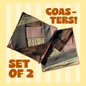 Op de afbeelding: Een set van twee vierkante stoffen onderzetters met een patchworkontwerp van diverse texturen en patronen in tinten olijfgroen, bruin en beige. De randen zijn afgewerkt met zichtbaar oranje stiksel. De tekst luidt COAS-TERS! SET OF 2.