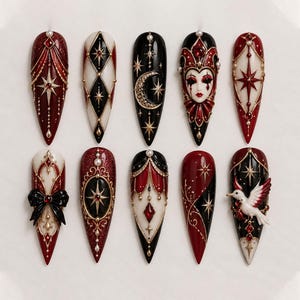 Vampir-Gothic-Kunstnägel zum Aufkleben | Burgundergoldenes Nageldesign | Dunkle, himmlische Tarot-Nägel | Dramatische, handgefertigte Stiletto-Kunstnägel