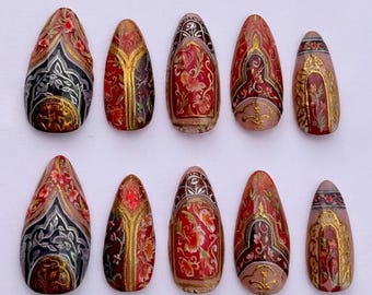 Unghie finte gotiche fatte a mano con decorazione a cattedrale / Arte vintage con fiori cremisi e filigrana dorata / Set di unghie medievali di lusso