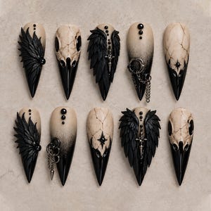Rabenschädel-Kunstnägel zum Aufkleben | Gothic-Stiletto-Nägel in Schwarz | Nageldesign mit Federn in düsterer Fantasy-Optik | Handgemachte Alternativnägel