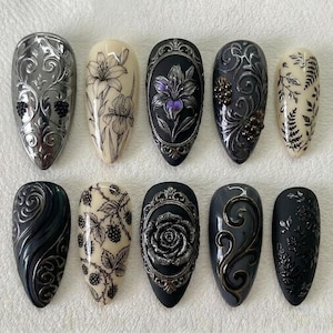 Peut inclure: Dix faux ongles aux motifs variés. Les ongles présentent des motifs floraux, de baies et ornés en argent, noir et crème. Certains ongles ont des éléments 3D, tandis que d'autres présentent des dessins au trait détaillés.